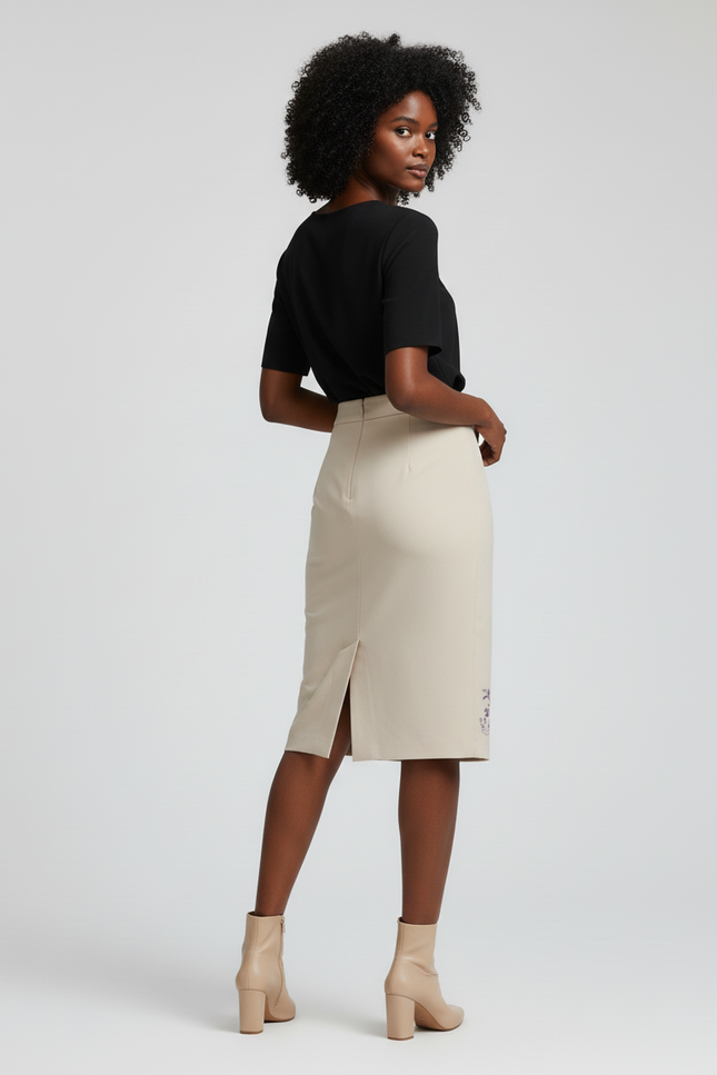 Jupe Crayon Beige Brodée Élégante